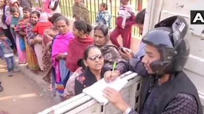 ஹெல்மெட் அணிந்து வெங்காயம் விற்கும் அவலநிலை...! எதற்காக இந்த பாதுகாப்பு தெரியுமா..?