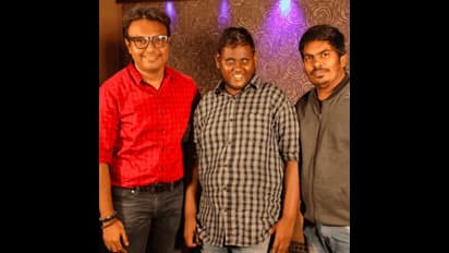 'கண்ணான கண்ணே ' பாடலால் டிக் டாக்கில் பிரபலமான பார்வையற்றவருக்கு வாய்ப்பு கொடுத்து நெகிழவைத்த இமான்..!