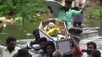 கழுத்தளவு தண்ணீரில் இறுதி ஊர்வலம்..! 40 ஆண்டுகளாக தமிழக கிராமத்தில் நிகழும் அவலம்..!