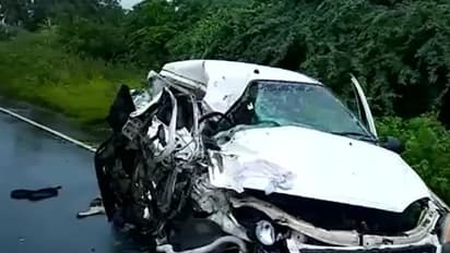 இரு கார்கள் நேருக்கு நேர் பயங்கர மோதல்..! கணவர் கண் முன்னே மனைவி உடல் நசுங்கி பலி..!