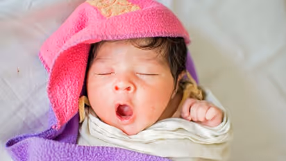 শীতে সদ্যজাতকে কীভাবে যত্নে রাখবেন, জেনে নিন