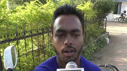 न हाथ है न पैर, खुद स्कूटी चलाकर पहुंचते हैं दफ्तर, ऑफिस में करते हैं ये काम