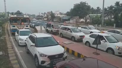 దసరాకు స్వంత ఊళ్లకు జనం: పంతంగి టోల్ ప్లాజా వద్ద వాహనాల రద్దీ