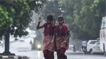 சும்மா பிச்சு வாங்குது மழை… இந்த மாவட்ட பள்ளிகளுக்கெல்லாம் நாளைக்கு லீவு !!