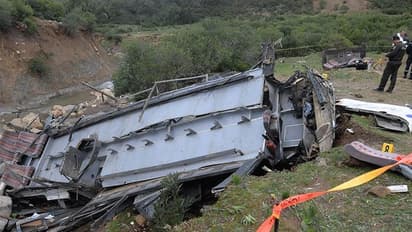 கண் இமைக்கும் நேரத்தில் நடந்த கோர விபத்து... 26 பேர் உடல் நசுங்கி உயிரிழந்த பரிதாபம்..!