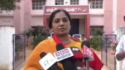 అనంతలో ఉద్రిక్తత:చెన్నెకొత్తపల్లి పోలీస్స్టేషన్ ముందు పరిటాల సునీత ఆందోళన