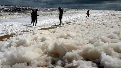 சென்னை கடல் அலையில் திடீர் நுரை...! ஆச்சர்யத்தை காண ஓடோடி வரும் மக்கள்..!