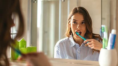 ഇടയ്ക്കിടെ പല്ല് തേയ്ക്കുന്നത് ഹൃദയാഘാതത്തിന്റെ സാധ്യത കുറയ്ക്കുമോ; പഠനം പറയുന്നത്