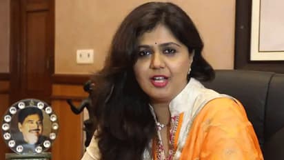 पूर्व मंत्री पंकजा मुंडे ने ट्विटर से हटाया पार्टी का नाम, क्या FB पर लिख BJP को दे रही हैं ये संदेश?