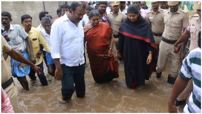 தெருவுக்கு வந்து பாருங்க... கனிமொழியை தண்ணீருக்குள் இழுத்து ஷாக்..!