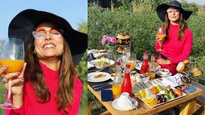 सिर पर हैट, हाथ में जूस और ब्रेकफास्ट के लिए ढेर सारा खाना लेकर बैठी टीवी की संस्कारी बहू