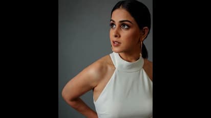 இரண்டு குழந்தைக்கு தாய் ஆன பின்பும் இப்படியா? இளம் நடிகைகளை புலம்ப விட்ட ஜெனிலியா..!