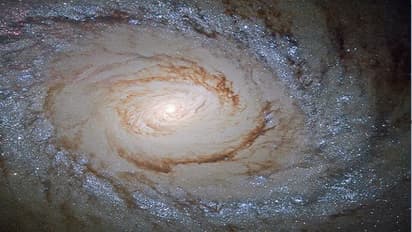 ಹಬಲ್ ಕಣ್ಣಿಗೆ ಬಿದ್ದ ಸುಂದರ ನೀಲಿ ನಕ್ಷತ್ರಗಳ ಗ್ಯಾಲಕ್ಸಿ!