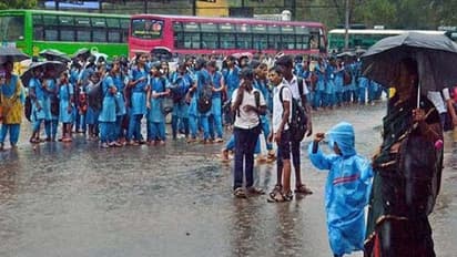 School Leave: விடாமல் கொட்டித்தீர்க்கும் கனமழை.. இந்த 4 மாவட்ட பள்ளி, கல்லூரிகளுக்கு விடுமுறை.!