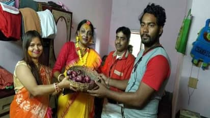 বিয়ের উপহার এক বস্তা পেঁয়াজ, কনেকে চমকে দিলেন বন্ধুরা