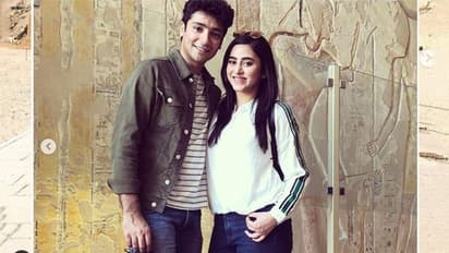 একে অপরকে জড়িয়ে ধরে ফ্রেমবন্দি, লেকের মাঝে অন্তরঙ্গতায় মজে টলি দম্পতি