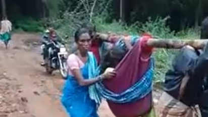 ஊருக்குள் வராத ஆம்புலன்ஸ்..! நிறைமாத கர்ப்பிணியை தொட்டில் கட்டி தூக்கிச்சென்ற உறவினர்கள்..! 6 கிலோமீட்டர் நடந்தே சென்ற அவலம்..!