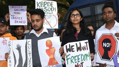 ধর্ষকের হাতে দিন কন্ডোম, ধর্ষণকে আইনি স্বীকৃতি দেওয়ার দাবি তুললেন ফিল্ম নির্মাতা