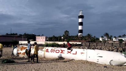 பயங்கர அதிர்ச்சி... கடலில் விழுந்த இந்தியாவின் விண்வெளி ராக்கெட்..!! மீனவர்களின் வலையில் சிக்கியது..!!