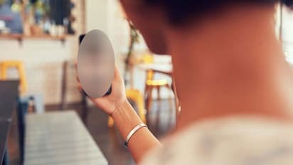 வீடியோ காலில் நிர்வாண போஸ்... சபலப்பட்ட ஆணிடம் பணத்தை மிரட்டி பறித்த தில்லாலங்கடி பெண்..!