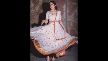 பிக்பாஸ் அபிராமியின் லேட்டஸ்ட் ஹாட் போட்டோ ஷூட்..! எகிறும் ஏக்க சக்க லைக்குகள்..!