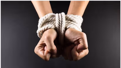 വിവാഹേതര ബന്ധം കണ്ടുപിടിച്ചതിന് അച്ഛന് മകളെ കെട്ടിയിട്ട് ദിവസങ്ങളോളം പീഡിപ്പിച്ചു