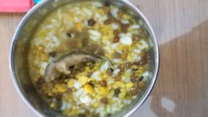 मिलावटी दूध के बाद मिड डे मील के खाने में मिला चूहा, कई बच्चों की हालत खराब हुई तो मचा बवाल