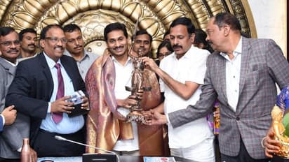 వైఎస్సార్ లా పథకాన్ని ప్రారంభించిన జగన్... న్యాయవాదుల ఖాతాలోకి నగదు