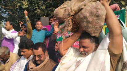 প্রতি কেজি মাত্র ৩৫ টাকা, পেঁয়াজ বেচা শুরু করলেন রাজনৈতিক নেতা