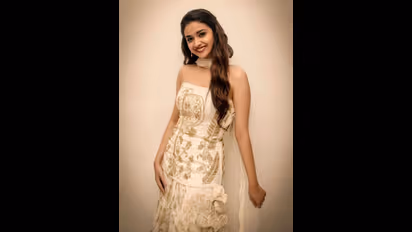 கீர்த்தி சுரேஷுக்கு என்ன ஆச்சு ? - வைரலாகும் புதிய புகைப்படத்தால் ரசிகர்கள் சந்தேகம்!