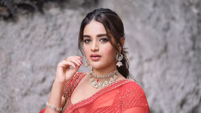 ஹோம்லி லுக்கிலும் இவ்வளவு கவர்ச்சியா! செந்நிற ஆடையில் கிறங்கடிக்கும் ஜெயம்ரவி பட ஹீரோயின்! லைக்சை அள்ளும் க்யூட் புகைப்படங்கள்!