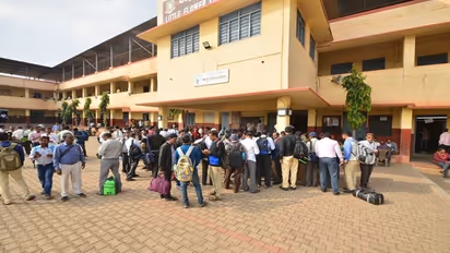 ಪ್ರವೇಶ ಶುಲ್ಕ ಕಟ್ಟದ ವಿದ್ಯಾರ್ಥಿಗಳನ್ನ ಶಾಲೆಯಿಂದ ಹೊರಹಾಕಿದ ಮುಖ್ಯೋಪಾಧ್ಯಾಯ!