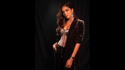 பெண்கள் இதற்கு மட்டும் தானா?... விஜய் ரசிகரின் செயலால் கொதித்தெழுந்த மாளவிகா மோகனன்...!