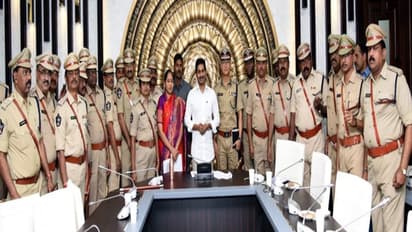 పక్షపాతం లేకుండా ప్రమోషన్లు...సీఎం జగన్ ను కలిసిన ఏఎస్పీలు