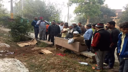 फूल चढ़ाने पहुंचे तो पता चला कब्र से गायब हो गया है 17 दिन के बच्चे का शव