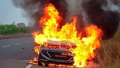 ರಸ್ತೆ ಮಧ್ಯೆ ಹೊತ್ತಿ ಉರಿದ ಕಾರು, ಮಹಿಳೆ ಸಜೀವ ದಹನ