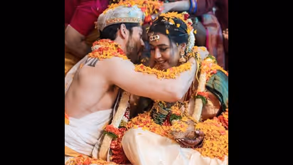 ಸಪ್ತಪದಿ ತುಳಿದ  ಸಿಹಿ-ಕಹಿ ಚಂದ್ರು ಪುತ್ರಿ ಹಿತಾ ಮದುವೆ ಪೋಟೋಗಳಿವು!