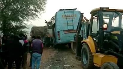 தனியார் பேருந்து- டிரக் நேருக்கு நேர் பயங்கர மோதல்..! ரத்த வெள்ளத்தில் 9 பேர் பரிதாப பலி..!