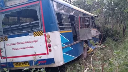 మంథనిలో ఘోర రోడ్డుప్రమాదం... బస్సు, డిసిఎం వ్యాన్ ఢీ, 24మందికి తీవ్రగాయాలు