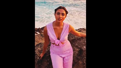 ஃபாரின் சரக்கில் கிக் இல்லை... ஒரு பானை கள்ள அலேக்காக ஊத்திக்கிட்ட அமலாபால்... சோசியல் மீடியாவில் வைரலாகும் புகைப்படம்...!