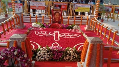 சிவப்பு - வெள்ளை பூக்களால் அலங்கரிக்கப்பட்ட அம்மா சமாதி..! அஞ்சலி செலுத்த கூடிய லட்சக்கணக்கான மக்கள்...! அணி அணியாக வரும் அரசியல் வாதிகள்..! புகைப்பட தொகுப்பு