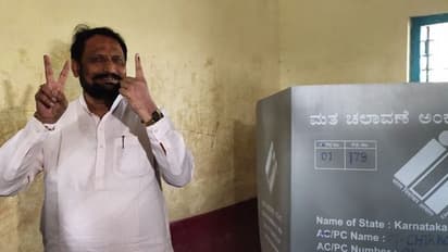 ಕರ್ನಾಟಕ ಬೈ ಎಲೆಕ್ಷನ್: ಮತಗಟ್ಟೆಗೆ ತೆರಳಿ ಹಕ್ಕು ಚಲಾಯಿಸಿದ ರಾಜಕೀಯ ಗಣ್ಯರು!