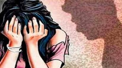 शादी का झांसा देकर गुरु ने दोस्तों संग किया शिष्या से कई जगह ले जाकर रेप, 6 माह बाद इस हाल में मिली किशोरी