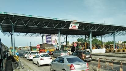 టోల్ ప్లాజా వద్ద ఎమ్మెల్సీ నర్సిరెడ్డికి చేదు అనుభవం: బైఠాయింపు