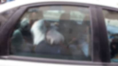 కదులుతున్న కారులో విద్యార్ధినిపై నలుగురు గ్యాంగ్రేప్: కారుకు పోలీస్ లోగో