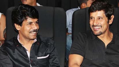 சந்தடி சாக்கில் இயக்குனர் பாலாவை மறைமுகமாக போட்டு தாக்கிய விக்ரம்..! கோடம்பாக்கத்துல இப்போ இது தான் பேச்சு பாஸ்..!