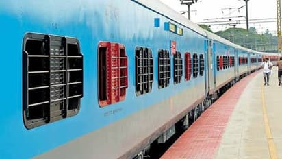 கேரளாவில் திடீரென 1 கி.மீ. தூரம் ரிவர்சில் சென்ற எக்ஸ்பிரஸ் ரயில்!