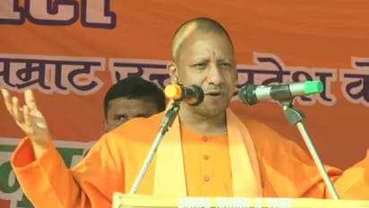 आक्रामक होता विपक्ष और बैकफुट पर योगी सरकार