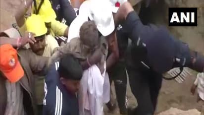 ஆழ்துளை கிணற்றில் தவறி விழுந்த சிறுவன் !! 8 மணி நேர போராட்டத்துக்குப்பின் உயிருடன் மீட்பு !!