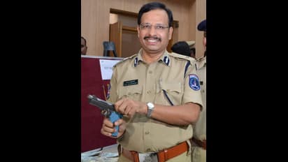 தவறு செய்தால் தூக்குறதுதா என்கவுண்டர் ஸ்பெஷலிஸ்ட் சஜ்ஜனாரின் ஸ்டைல்..!!  போலீஸ் கமிஷனரின் அதிரடி ஹிஸ்ட்ரி..!!